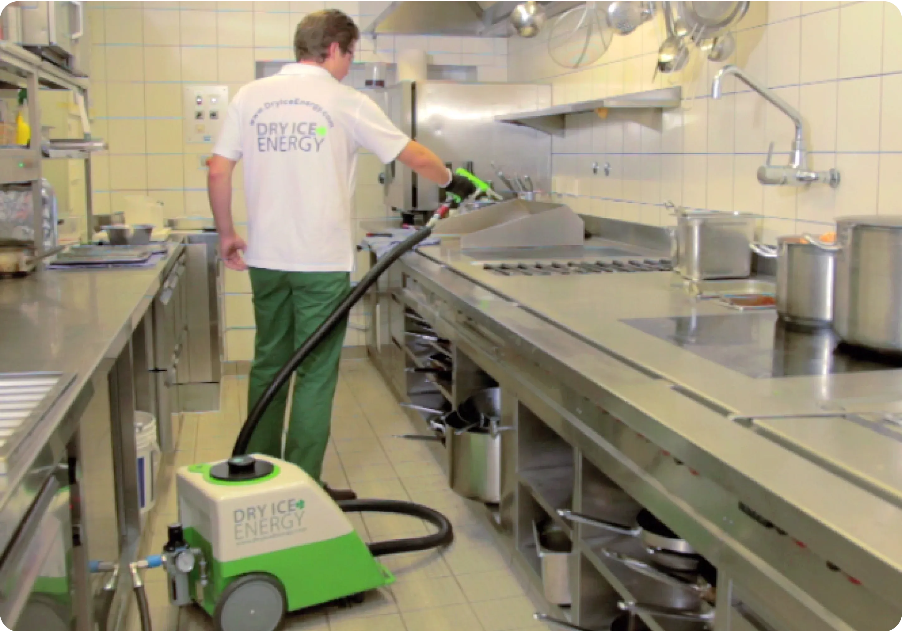 Gastronomie- und Küchenausrüstung gereinigt mit Trockeneis